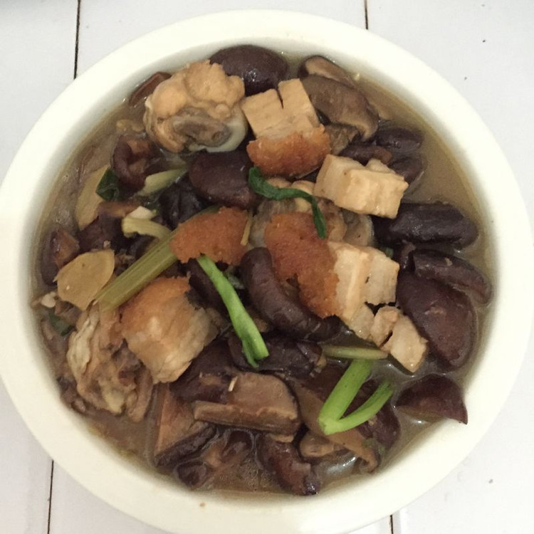 冬菇焖鸡翅烧肉的做法