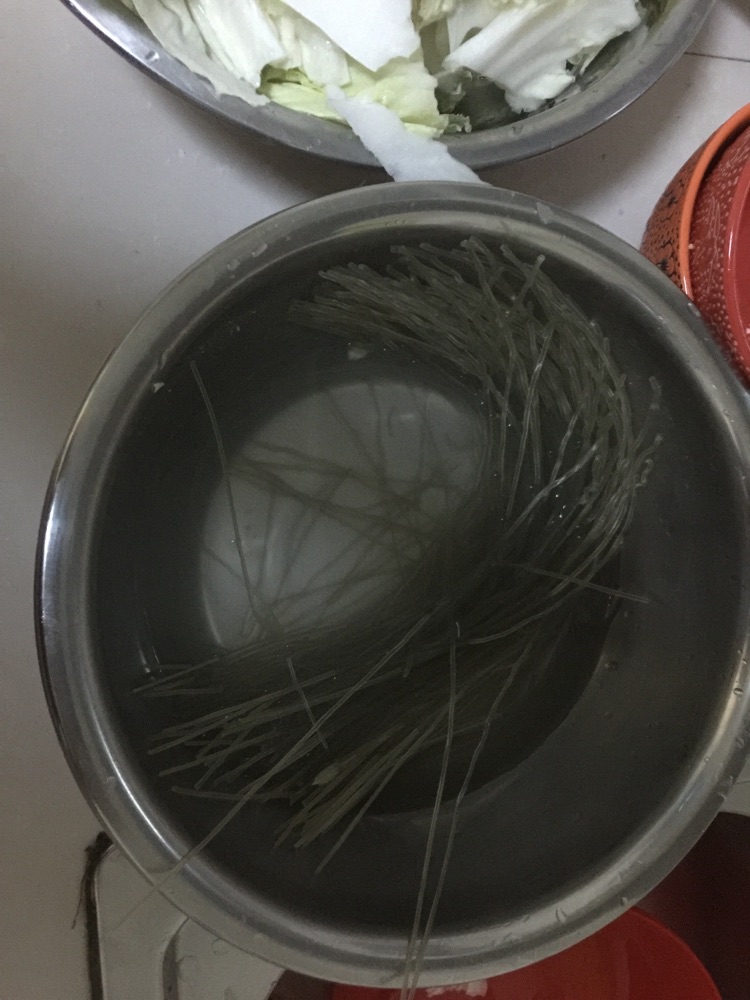 白菜粉条肉的做法图解3