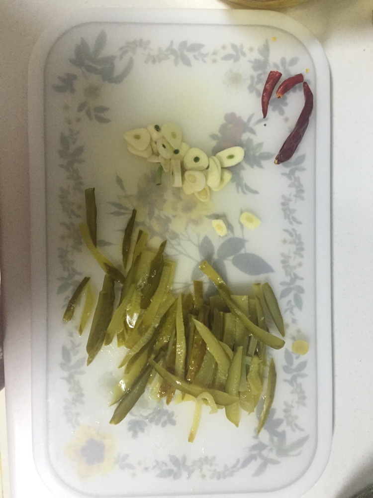 酸黄瓜土豆丝的做法图解2