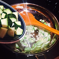 酱烤鸡翅配黑米蔬菜萨拉的做法图解5