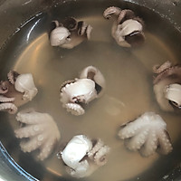 #快手又营养，我家的冬日必备菜品# 爆炒小章鱼的做法图解3