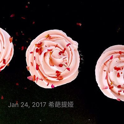 玫瑰蔓越莓纸杯蛋糕