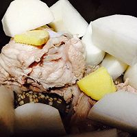 白萝卜薏米骨头汤的做法图解1