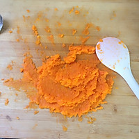 红萝卜玫瑰花馒头的做法图解1