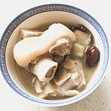 猪蹄丝瓜香菇豆腐汤