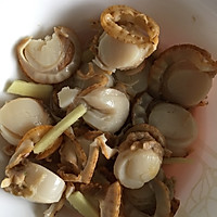 洋葱炒扇贝的做法图解1