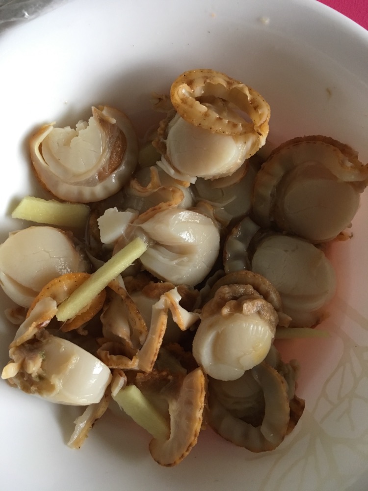 洋葱炒扇贝的做法图解1