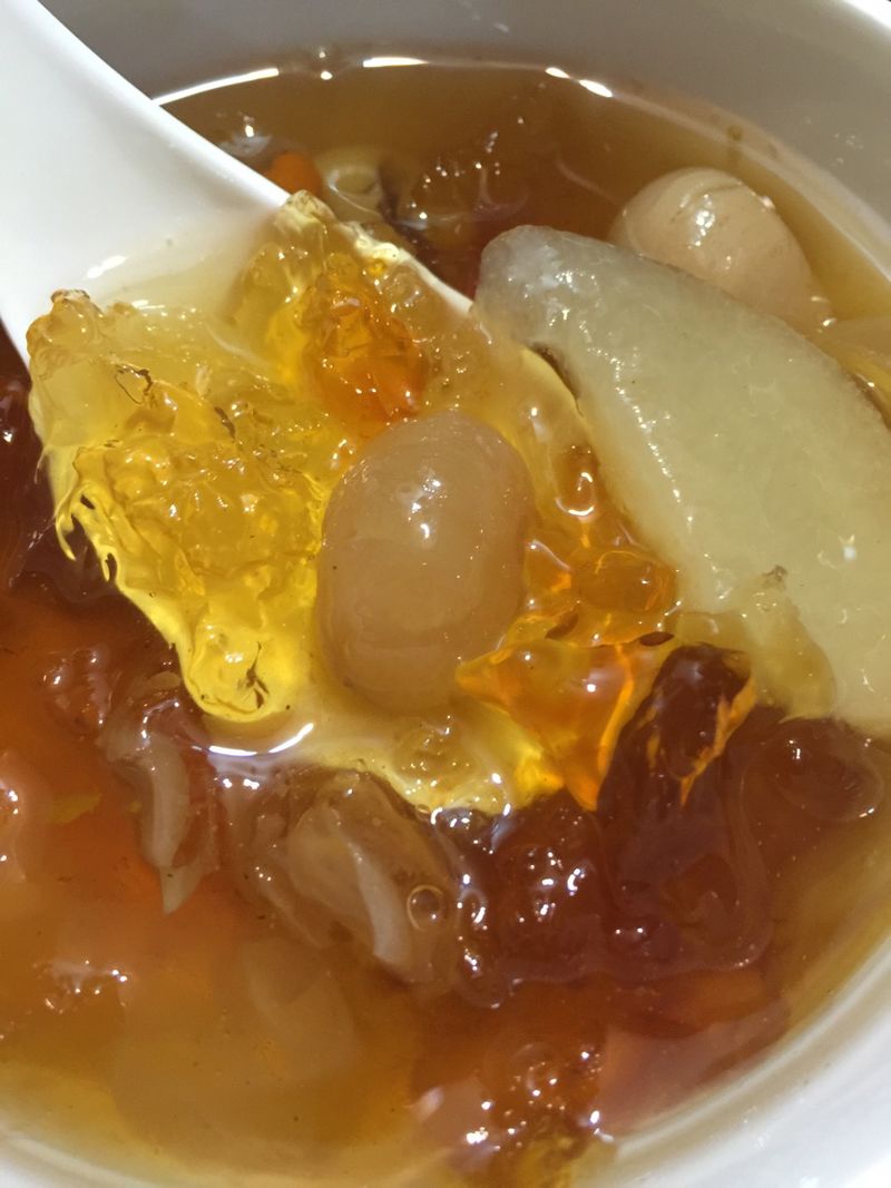 冰糖煲桃胶雪莲子雪耳糖水