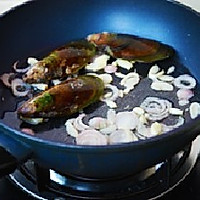 白葡萄酒香草焖青口的做法图解6