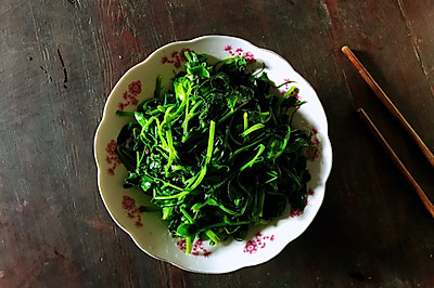 清炒豌豆尖，餐桌上很抢手