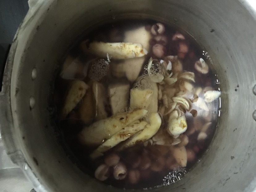 五谷杂粮莲子百合红豆黑米粥的做法图解4