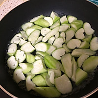 丝瓜炒蚕豆的做法图解2