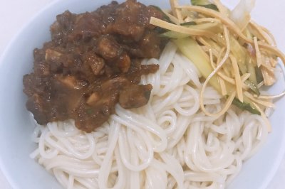 香菇肉丁酱面