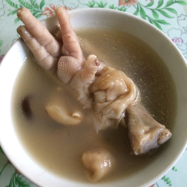 Nourishing yin and nourishing qi chicken foot and flower soup