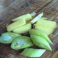 【三鲜小炒】鲜笋木耳鸡块的做法图解5