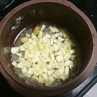 润肺降噪:双果银耳汤(无花果&苹果)的做法图解2