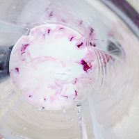 #炎夏消暑就吃「它」#火龙果酸奶“社会人”冰棍的做法图解2