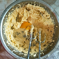 葡萄干蛋黄酥的做法图解2