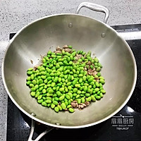 毛豆炒肉的做法图解3