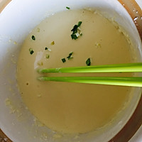 煎饼果子 葱花鸡蛋饼的做法图解2