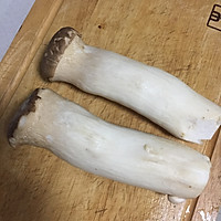 蒜苔炒鸡腿菇的做法图解1
