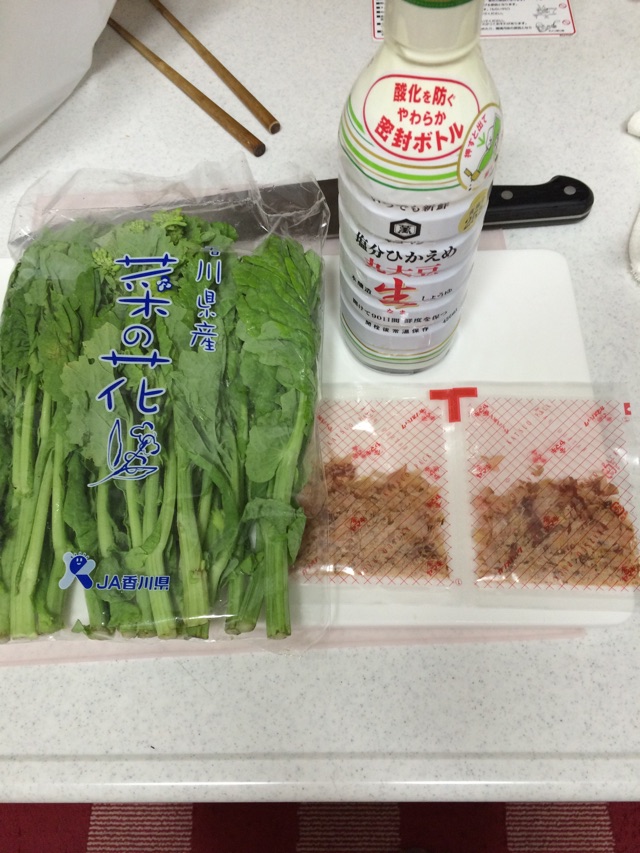 日式小菜“柴鱼片拌油菜花”的做法图解1