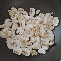 鲜嫩耗油口蘑炒彩椒的做法图解5