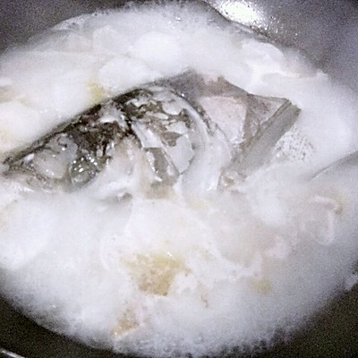 奶白色的鱼头汤
