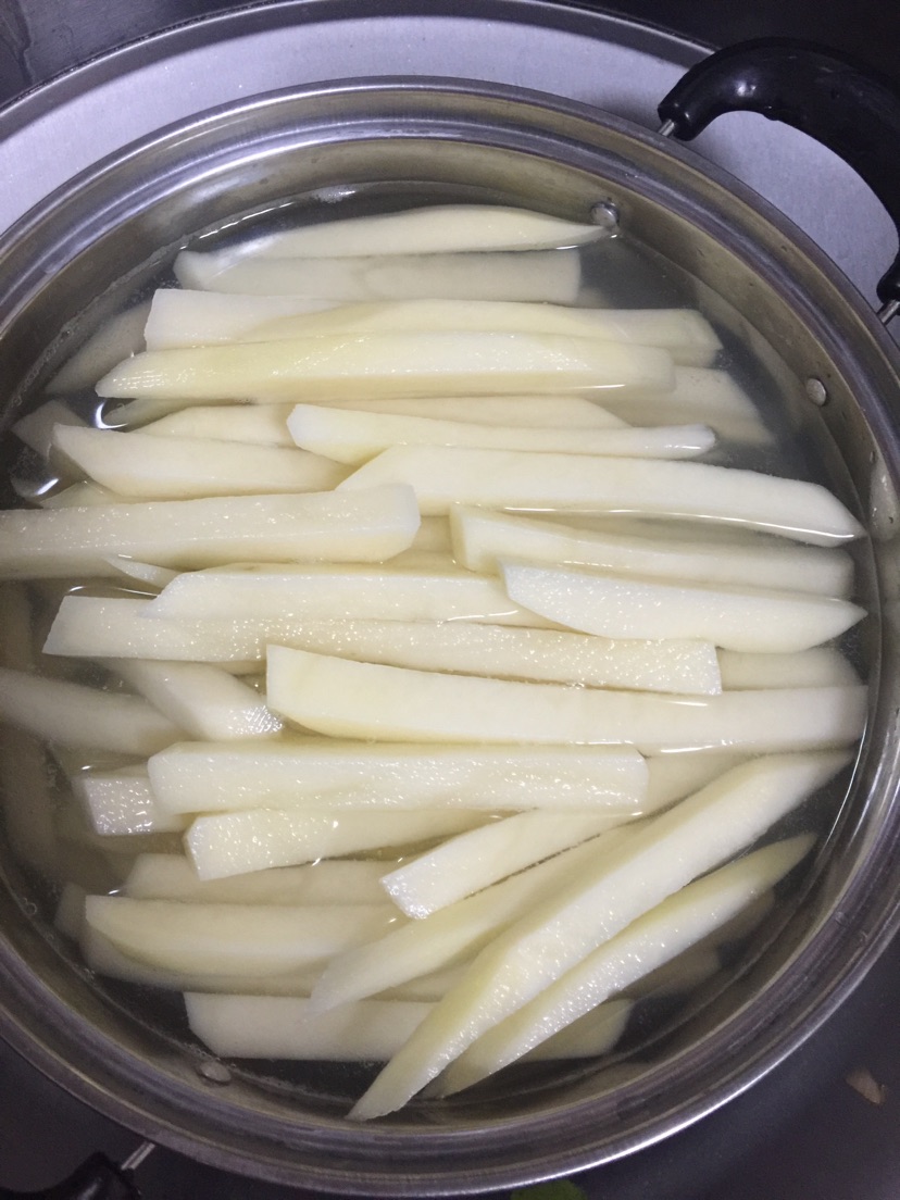 炸薯条的做法图解2
