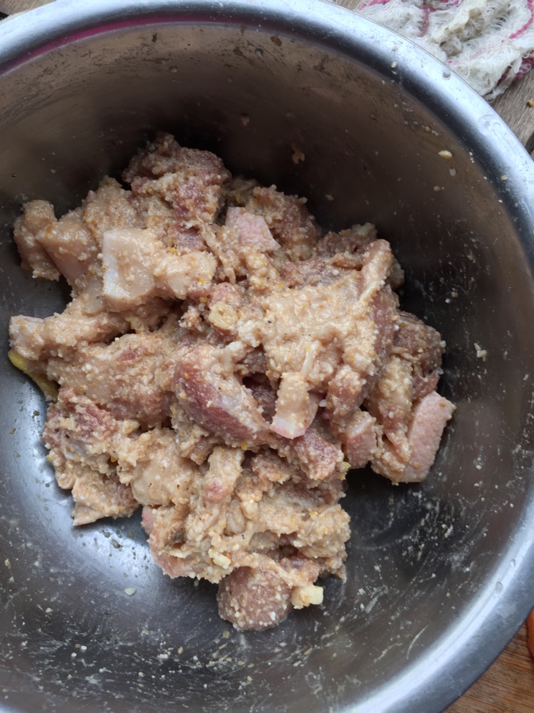 麻辣粉蒸肉的做法图解1