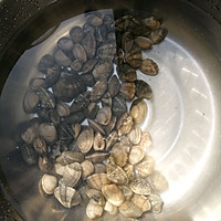 凉拌酸辣花蛤的做法图解1