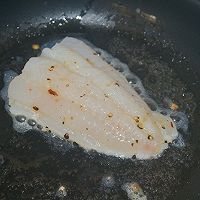 咖喱巴沙鱼盖浇墨鱼汁意面的做法图解4