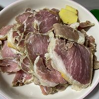 西兰花炒腊肉的做法图解2