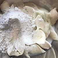 牛奶面包卷的做法图解2