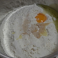 蔓越莓奶酪面包的做法图解2