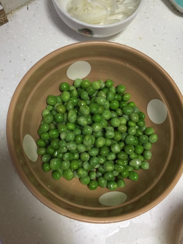 豌豆虾干小炒的做法图解1