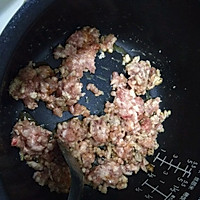 电饭煲制作鸡蛋肉丁西红柿面美味可口健康实惠的做法图解2