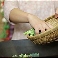 肉卷炒西兰花的做法图解5