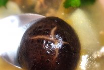 香菇萝卜鸭架汤的做法