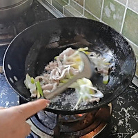 家常菜，肉丝炒酸菜的做法图解3