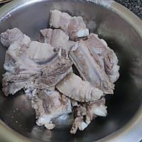 猪肉炖萝卜的做法图解1