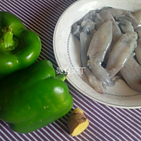 青椒炒鱿鱼的做法图解1
