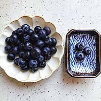 超健康巨美味高颜值的酸奶蓝莓藜麦糊糊的做法图解2