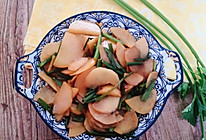 素炒土豆片芹菜的做法