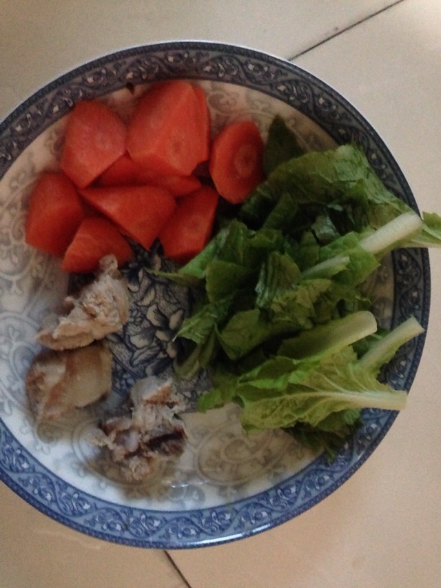 宝宝辅食系列2:胡萝卜青菜排骨面的做法图解1