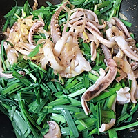 鱿鱼炒韭菜的做法图解3