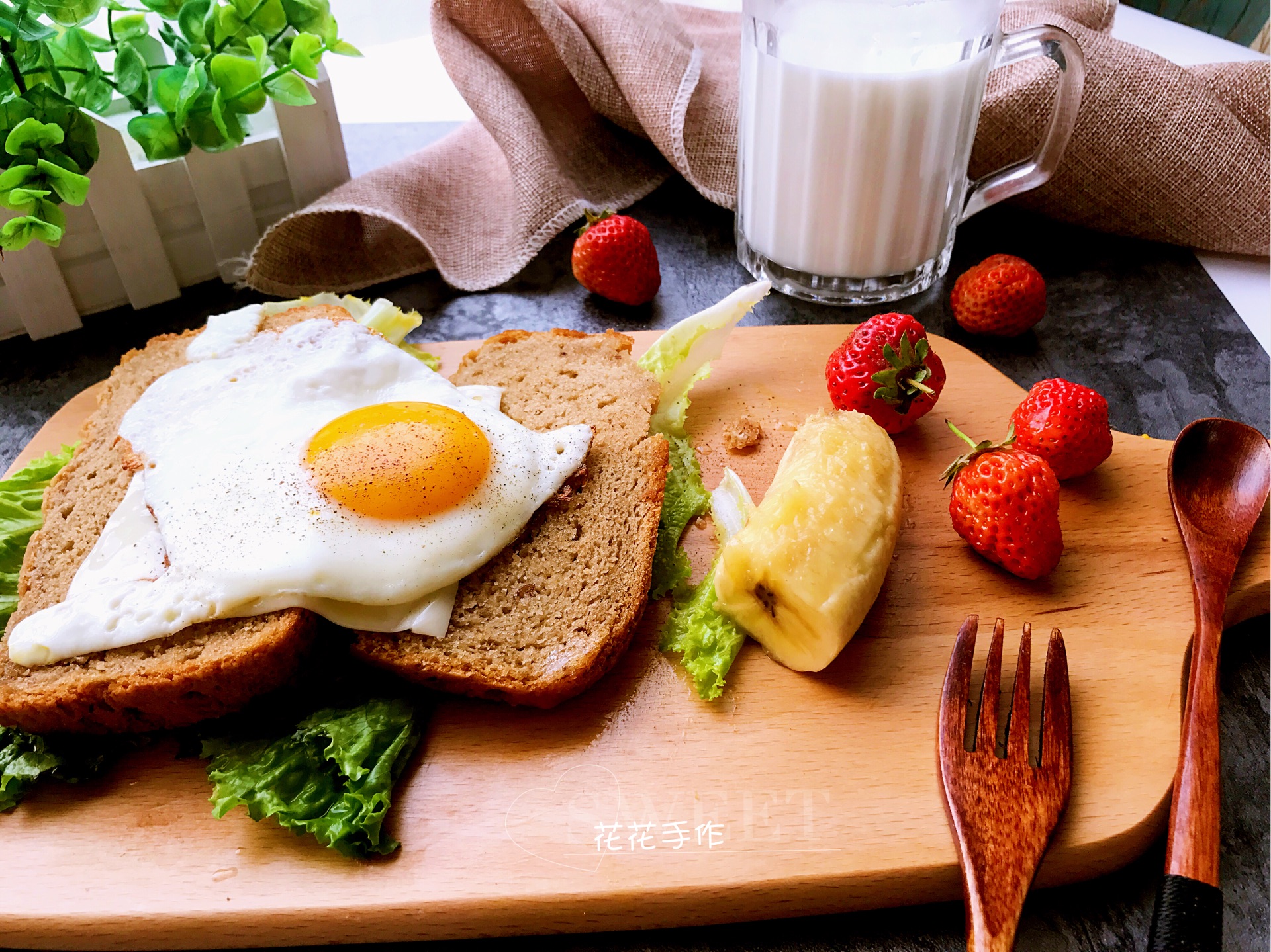 自制的早餐有单面煎蛋吐司香肠水果蔬菜羊角面包草莓果酱黑咖啡和橙汁在俯视图平铺概念。美味的自制美式早餐照片摄影图片_ID:309705100-Veer图库