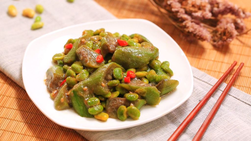 Stir fried loofah and rosemary with soybean