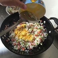 鸡蛋蒜苔火腿炒米饭的做法图解4