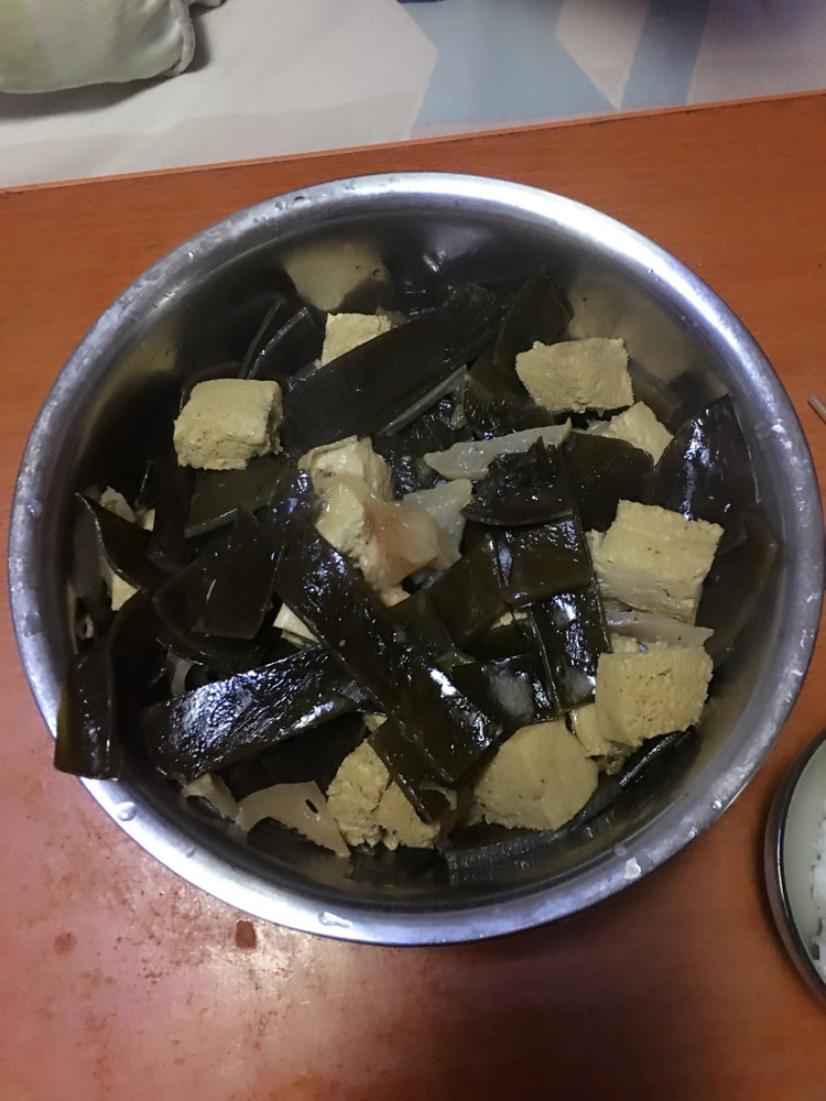 冻豆腐炖海带的做法